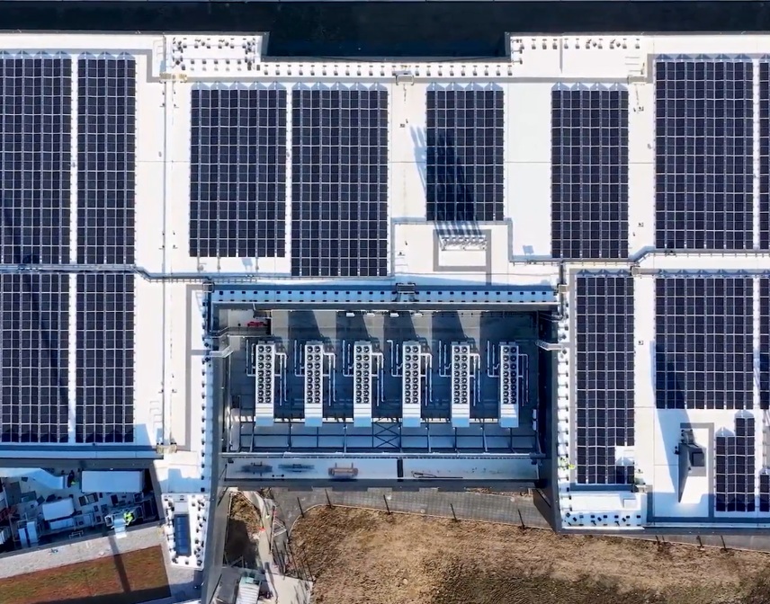 Commercial Solar Panels Case Study Image showing hundreds of solar panels, installed by Ohk energy, on a commercial building.